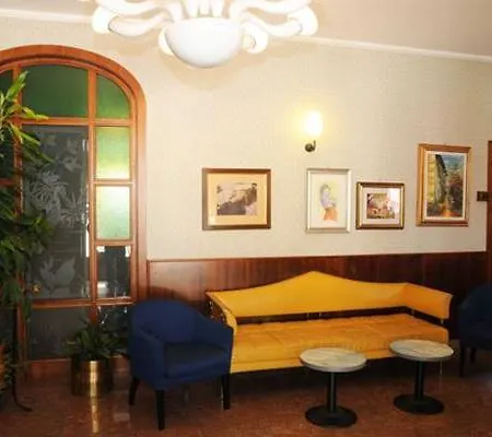 Victoria Hotel 3*